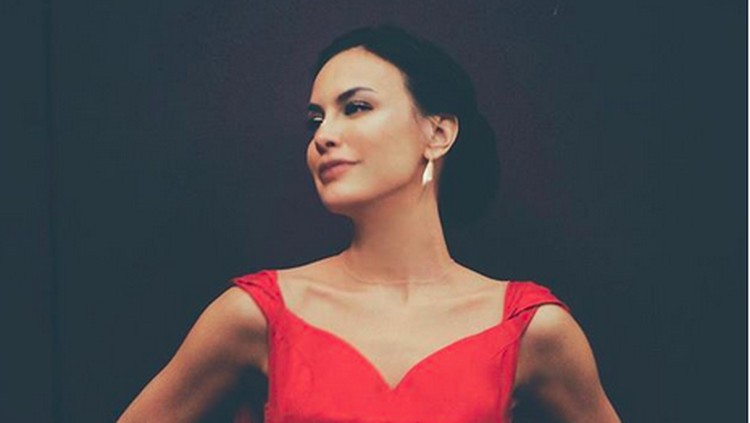 Hotman Paris mengunggah foto bersama Sophia Latjuba pada tahun 90-an. Netizen malah memberi pujian kepada Sophia Latjuba yang terlihat cantik dan awet muda.