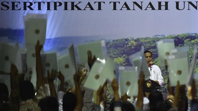 Kementerian ATR membagikan 2,3 juta lembar sertifikat tanah. Artinya, program bagi-bagi sertifikat tanah ala Presiden Joko Widodo itu baru capai 32 persen.
