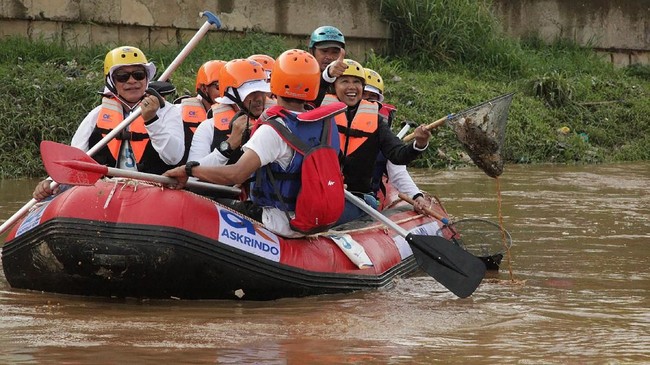 Menteri BUMN Rini Soemarno menilai kali Ciliwung bisa menjadi jalur transportasi alternatif menuju pusat Ibu Kota yang bisa mengurai kemacetan di jalan raya.