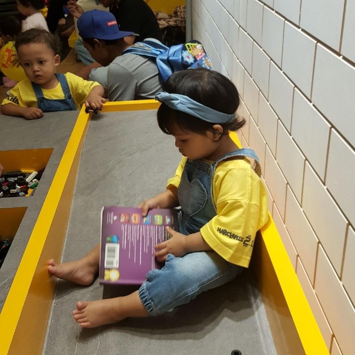 Kalau yang ini sibuk baca buku.