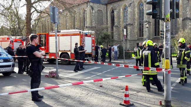 Pengendara van yang menabrak sejumlah orang di restoran di Muenster adalah warga negara Jerman dan diduga memiliki masalah kesehatan jiwa.