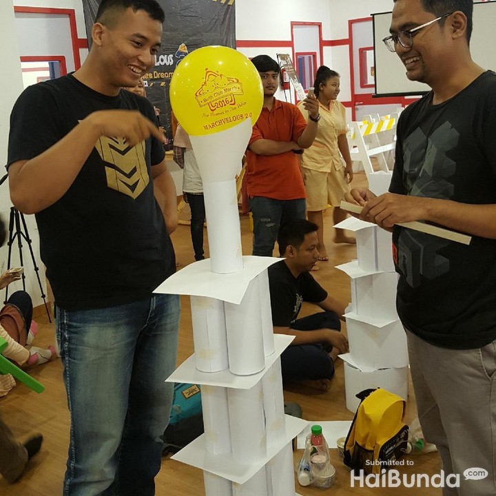 Sedang diskusi atau sedang mengagumi karya sendiri ya? Hi-hi.
