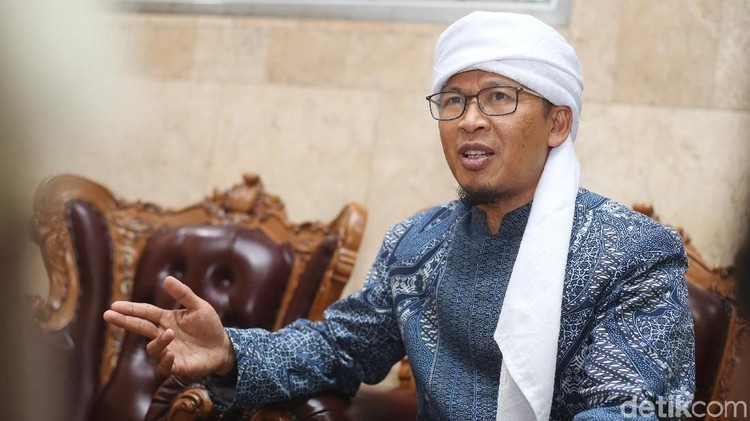 Aa Gym ikut meminta agar orang-orang yang tinggal di Jakarta untuk tidak mudik dulu sementara waktu. Hal itu bisa mencegah penularan virus Corona makin meluas.