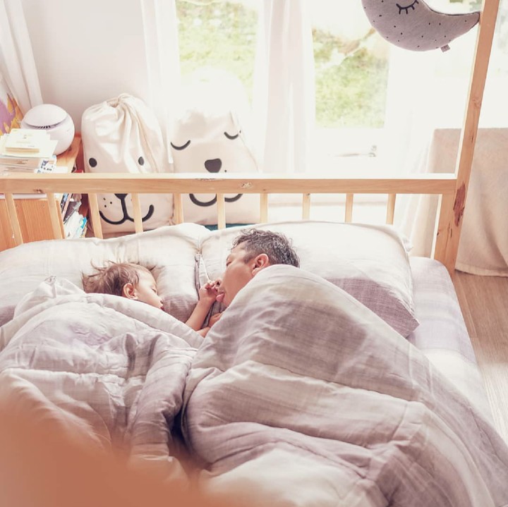 <p>Duh, Bjorka tidur masih digangguin aja sama Ayah Ringgo. He-he, iseng deh. (Foto: Instagram/ringgoagus)</p>