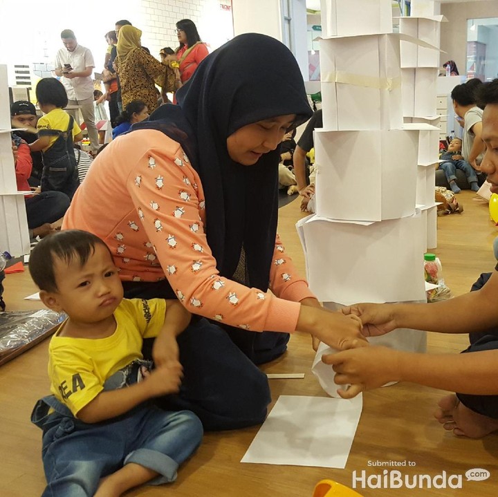 Mungkin karena ayah dan bundanya lagi sibuk, si kecil manyun deh. He-he.