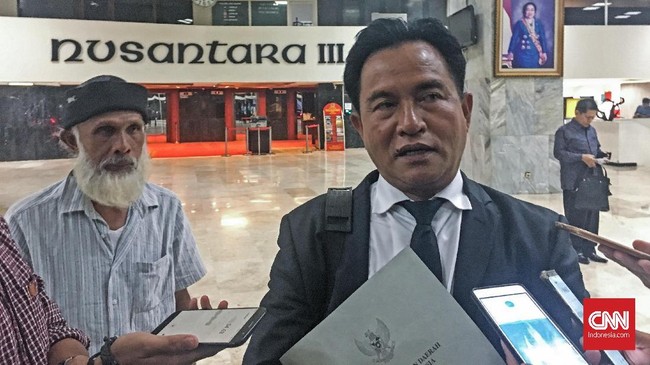 Yusril Ihza Mahendra menyindir balik Joko Widodo yang menyinggung soal kaos #2019GantiPresiden. Yusril menyinggung baju kotak-kotak yang digunakan Jokowi dulu.
