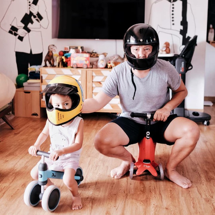<p>Udah siap nih 'geng jaga mama', anggotanya Ayah Ringgo dan Bjorka. Ada yang mau gabung? (Foto: Instagram/ringgoagus)</p>