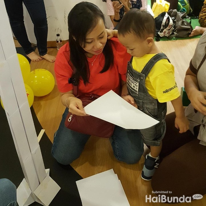 Si kecil ingin membantu bundanya nih.