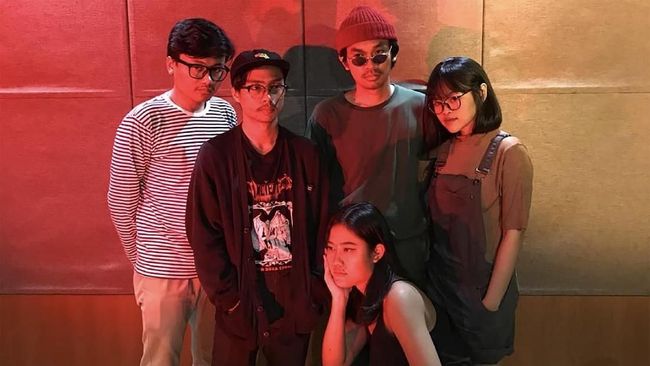 Band Soft Blood merilis mini album bertajuk 'Labyrinth' setelah tiga tahun terbentuk. Isinya banyak bicara soal cinta, termasuk lagu 'Labyrinth' itu sendiri.