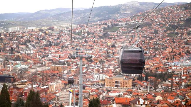 Berakhirnya perang di Bosnia membuat pemerintah setempat mengoperasikan kembali kereta gantung ini untuk dinikmati penduduk dan turis.