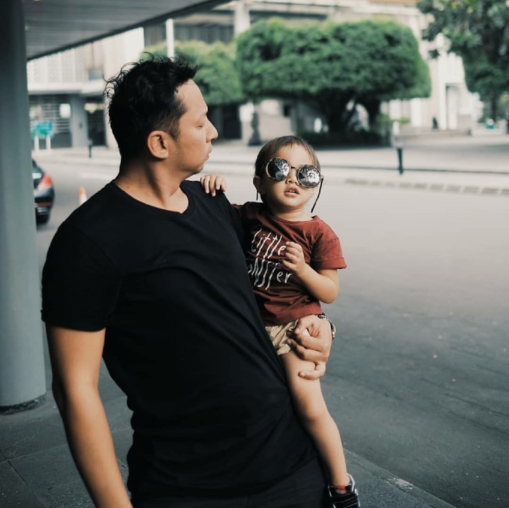 <p>Cara menatap Bjorka yang keren dengan kacamatanya ini juga kocak abis. (Foto: Instagram/ringgoagus)</p>