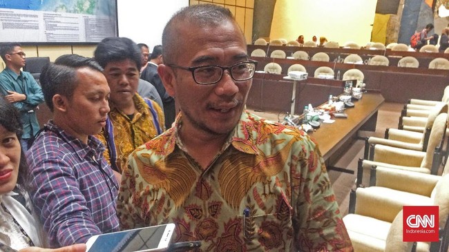 DKPP diminta untuk mengusut pertemuan yang dilakukan Sekjen PSI dan Komisioner KPU Hasyim Asy'ari ditengah kasus pelanggaran PSI sedang disidik polisi.
