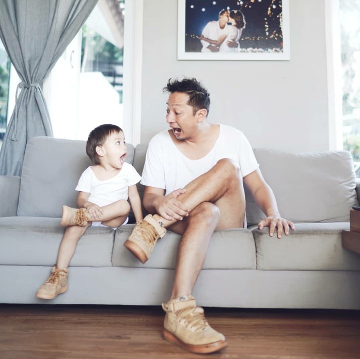 <p>Ringgo Agus Rahman adalah sosok yang kocak, di depan maupun di belakang kamera. Nih, saat foto bersama buah hatinya, Bjorka, Ringgo juga selalu kocak. (Foto: Instagram/ringgoagus)</p>