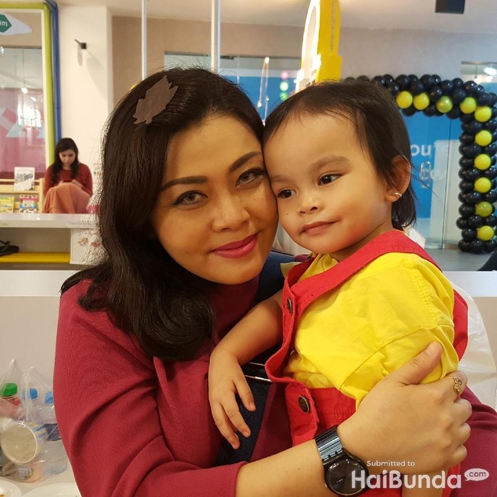 <p>Sedangkan bagi Debby, bunda dari Nadine, hal yang paling dia rindukan setelah si kecil berusia dua tahun adalah saat-saat si kecil bayi. "Ketika masih kecil banget digendong, masih diam aja kalau diatur-atur, nggak sangka udah segede ini sekarang," ujar Debby.</p>