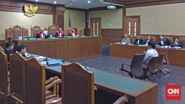 Mantan kontributor Metro TV Hilman Mattauch merunut kembali insiden kecelakaan mobil Setya Novanto saat bersaksi di persidangan dokter Bimanesh.