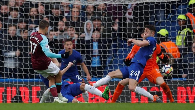 Striker West ham United Javier 'Chicharito' Hernandez menggagalkan kemenangan Chelsea di Stamford Bridge, London, Minggu (8/4).