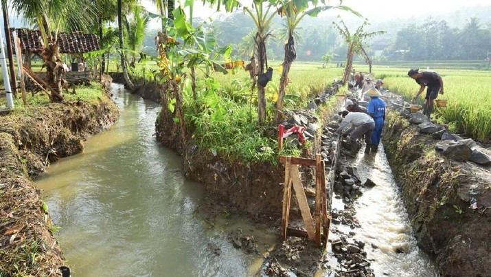 Presiden Joko Widodo (Jokowi) melakukan kunjungan kerja ke Kabupaten Sukabumi, Jawa Barat, Minggu 8 April 2018. Dalam kunjungannya, Presiden Jokowi meninjau dua lokasi pelaksanaan Program Padat Karya Tunai (PKT) yakni di Desa Pasir Suren dan Desar Citarik, Kecamatan Pelabuhan Ratu.