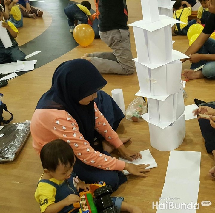 Ayah sibuk ngelem, bunda melipat kertas, dan si kecil asyik main sendiri dong. He-he.