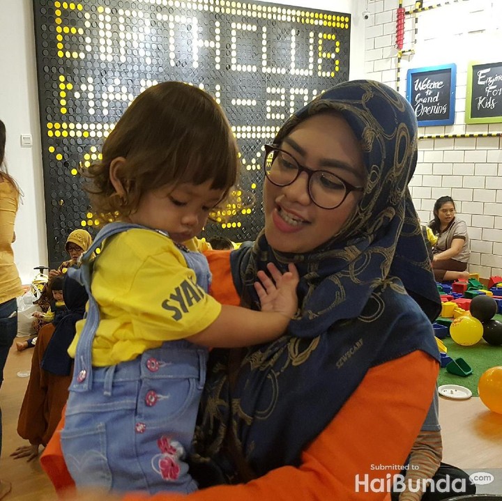 <p>Sementara bagi Isya, bunda dari Syafia, dia bakal kangen masa-masa menyusui anaknya. Sebeb di usia dua tahun ini, anaknya sudah mulai disapih. Baginya jadi ibu luar biasa banget, apalagi saat menyaksikan perkembangan si kecil, dari mulai belajar berjalan dan kini sudah bisa lari-lari.</p>