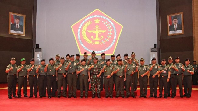 Panglima TNI melakukan mutasi jabatan kepada 38 perwira tinggi di lingkungan TNI AD, TNI AL, dan TNI AU demi peningkatan kinerja.