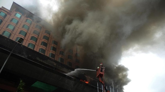 Gedung Kementerian Pemberdayaan Perempuan dan Perlindungan Anak mengalami kebakaran yang diduga akibat konsleting listrik, Rabu (7/11) pukul 11.25 WIB.