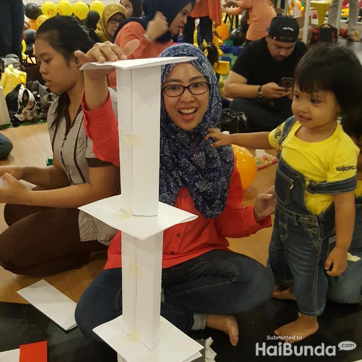 Bunda dan si kecil yang sama-sama girang bangunannya udah jadi.