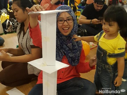 Begini Jadinya Saat Ayah-Bunda Asyik Lomba Bikin Bangunan