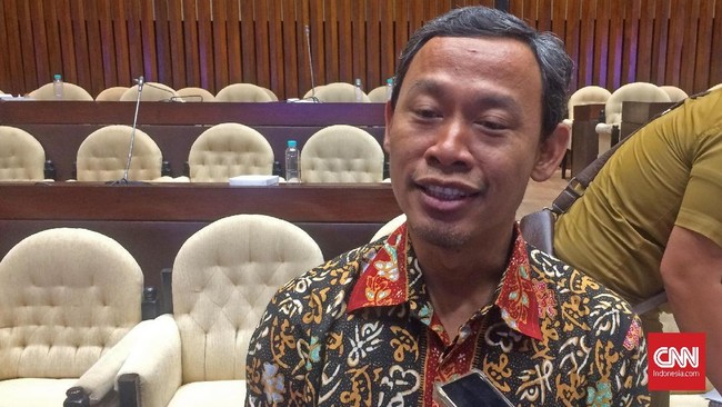 Ada tiga opsi menunda Pilkada Serentak 2020 yang disepakati KPU dan DPR, di satu sisi Komisioner KPU menegaskan butuh Perppu sebagai dasar hukum penundaan.
