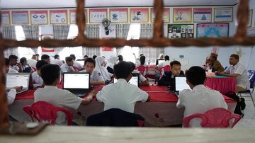 Dinas Pendidikan DKI Jakarta menilai kasus guru rasis SMAN 58 Jakarta seharusnya cukup ditangani di ranah pendidikan, bukan kepolisian.