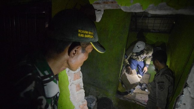 Polisi Jabar masih mendalami kasus miras oplosan yang menewaskan puluhan orang di Cicalengka, terutama sumber metanol dan tersangka lain selain JS dan HM.