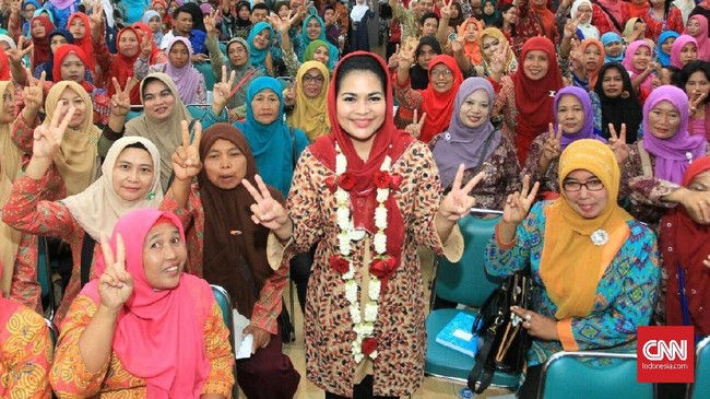 Saat menemani Emil Dardak ke Pulau Gili Ketapang, Arumi Bachsin ditodong dar auta wisata, sementara Cawagub Nomor urut 2 Puti Guntur menjaring suara perempuan.