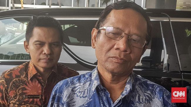 Mantan Ketua MK Mahfud MD meyakini Pilpres 2019 hanya mempertemukan dua poros yang mengusung Jokowi dan Gatot sebagai calon presiden masing-masing poros.
