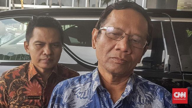 Mahfud MD Prediksi Jokowi Lawan Gatot di Pilpres 2019 Mantan Ketua MK Mahfud MD meyakini Pilpres 2019 hanya mempertemukan dua poros yang mengusung Jokowi dan Gatot sebagai calon presiden masing-masing poros.