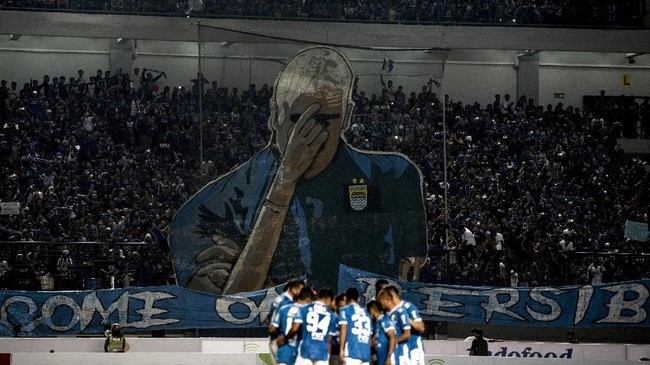Persib Bandung akan menghadapi Persebaya Surabaya dalam lanjutan Liga 1 2018. Berikut jadwal siaran langsung laga tersebut.