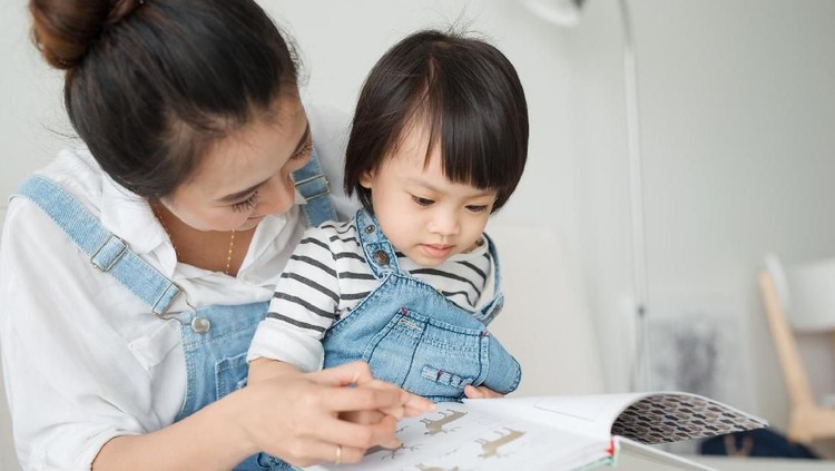 Metode membaca nyaring atau metode Read Aloud memiliki banyak manfaat untuk tumbuh kembang anak. Berikut tiga manfaat utamanya.