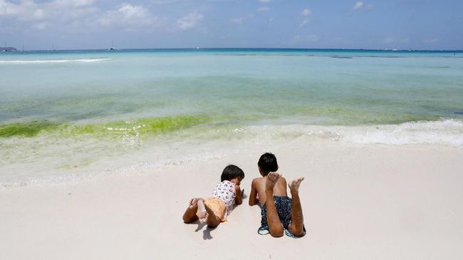Hewan laut, badai, dan tsunami adalah beberapa hal yang mengintai siapapun yang ada di pantai