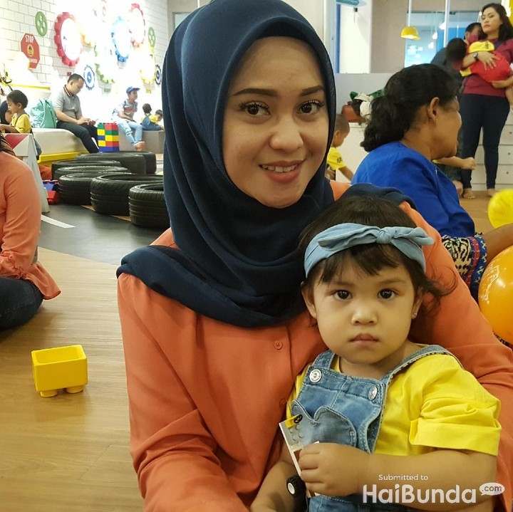 <p>Kadang dua tahun berlalu begitu cepat. Bayi merah itu, sudah tumbuh jadi gadis kecil yang pintar. Saat anak beranjak besar pasti ada saja hal-hal yang bakal dirindukan. Bagi Putri, bunda dari Shawraa, hal yang paling dirindukan saat anaknya berusia dua tahun adalah perkembangan anak, mulai dari saat anak membalikkan badan, merangkak, dan mengeluarkan beberapa patah kata.</p>