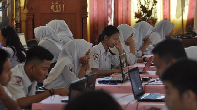 Kemendikbud akan menyelidiki dugaan kecurangan pada pelaksanaan UNBK SMP 2018 setelah ada soal ujian yang tersebar melalui medsos.