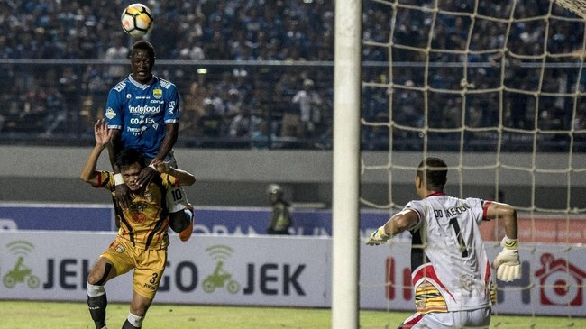 Persib Bandung tampil impresif saat mengalahkan Persipura Jayapura dengan skor 2-0 pada lanjutan Liga 1 2018 di Stadion Gelora Bandung Lautan Api, Sabtu (12/5).