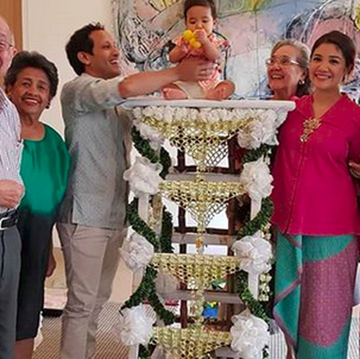 <p>Kalau ini, foto Nadiem dan keluarganya di upacara turun tanah untuk putri kecilnya.</p>