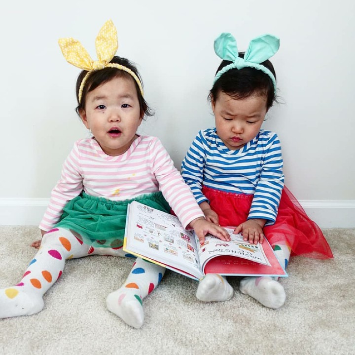 <p>Coba lihat mereka, yang satu serius baca buku, yang satu sadar kamera. Hi-hi. (Foto: Instagram/olive.and.avy)</p>
