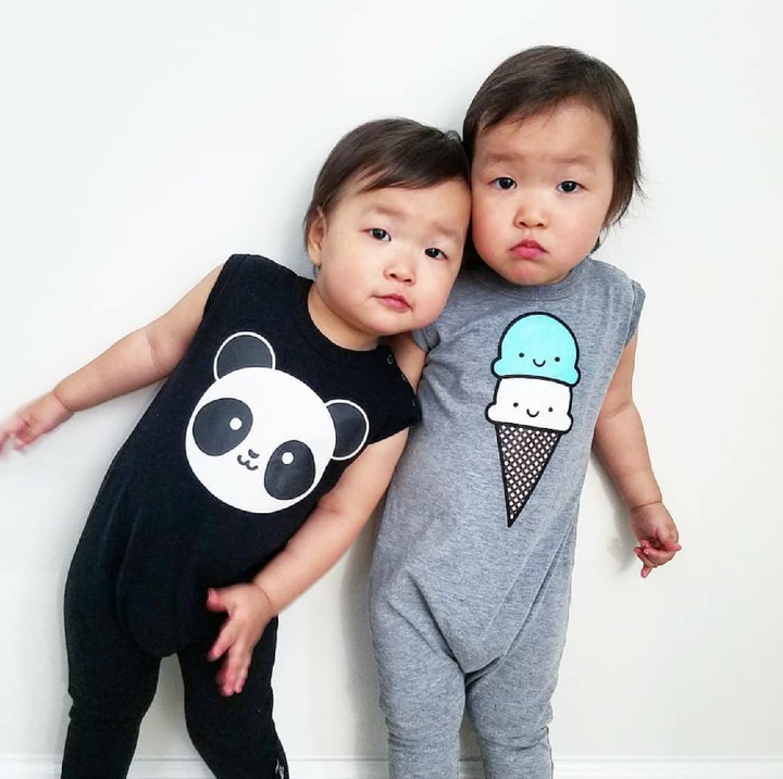 <p>Si kembar nempel terus ya, he-he. (Foto: Instagram/olive.and.avy)</p>