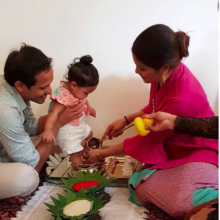 <p>Wajah Nadiem dan Franka terlihat bahagia ya, Bun ketika menuntun anak mereka ketika mengikuti upacara turun tanah.</p>