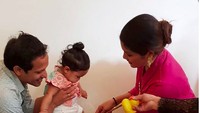 <p>Sebelum mulai acaranya, kaki Solara dibasuh dulu ya. (Foto: Instagram/ @mamiehardo)  </p>