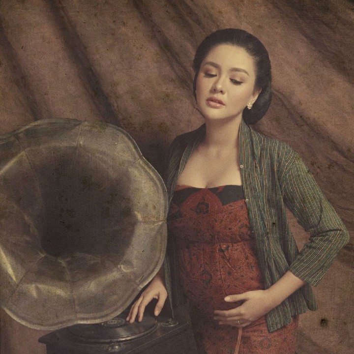 Aura cantik Vicky Shu makin terpancar ya. (Foto: Instagram/@riomotret/@vickyshu)