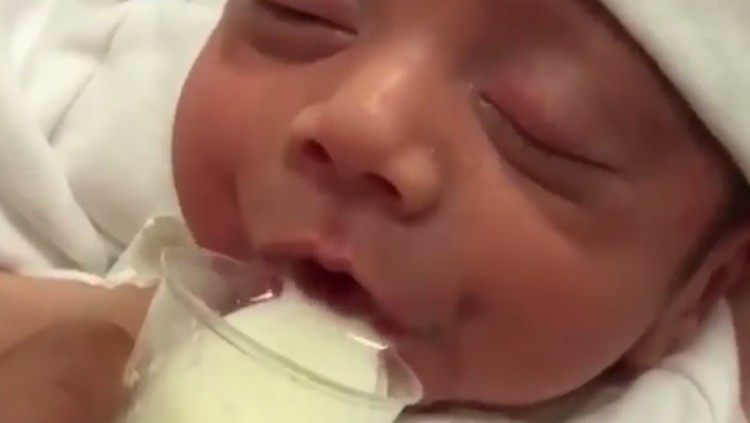 Ada yang pernah coba metode cup-feeding untuk memberi ASI ke si kecil, Bun?