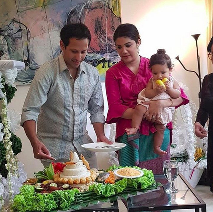 <p>Masih dalam rangkaian upacara yang sama, Nadiem memotong tumpeng sebagai tanda rasa syukur.</p>
