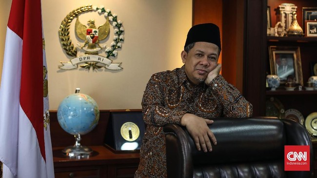 Wakil Ketua DPR Fahri Hamzah memaklumi euforia masyarakat Indonesia menanggapi berpelukannya Jokowi dan Prabowo saat merayakan kemenangan pesilat Indonesia.