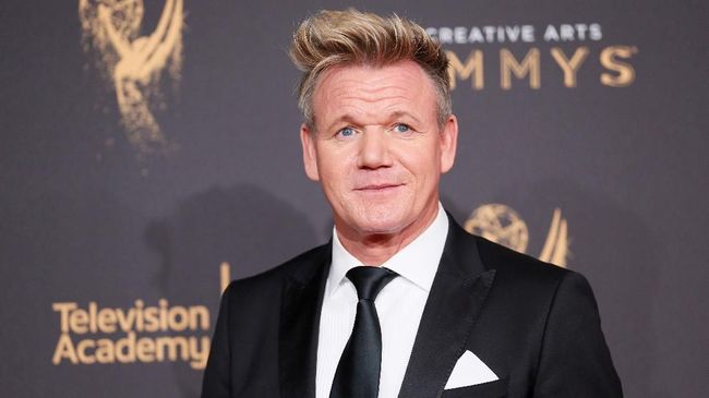 Lewat akun Twitter pribadinya, @GordonRamsay, ia mengunggah foto pizza plus tulisan "Bakal coba #vegan...Iya kawan kau mendengarnya sendiri. Gx."