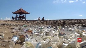 VIDEO: Pantai Sanur Dipenuhi Botol Plastik